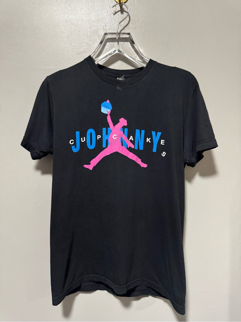 Johnny Cupcakes Jumpman Parody Graphic T Shirt Black Pink Blue Size M